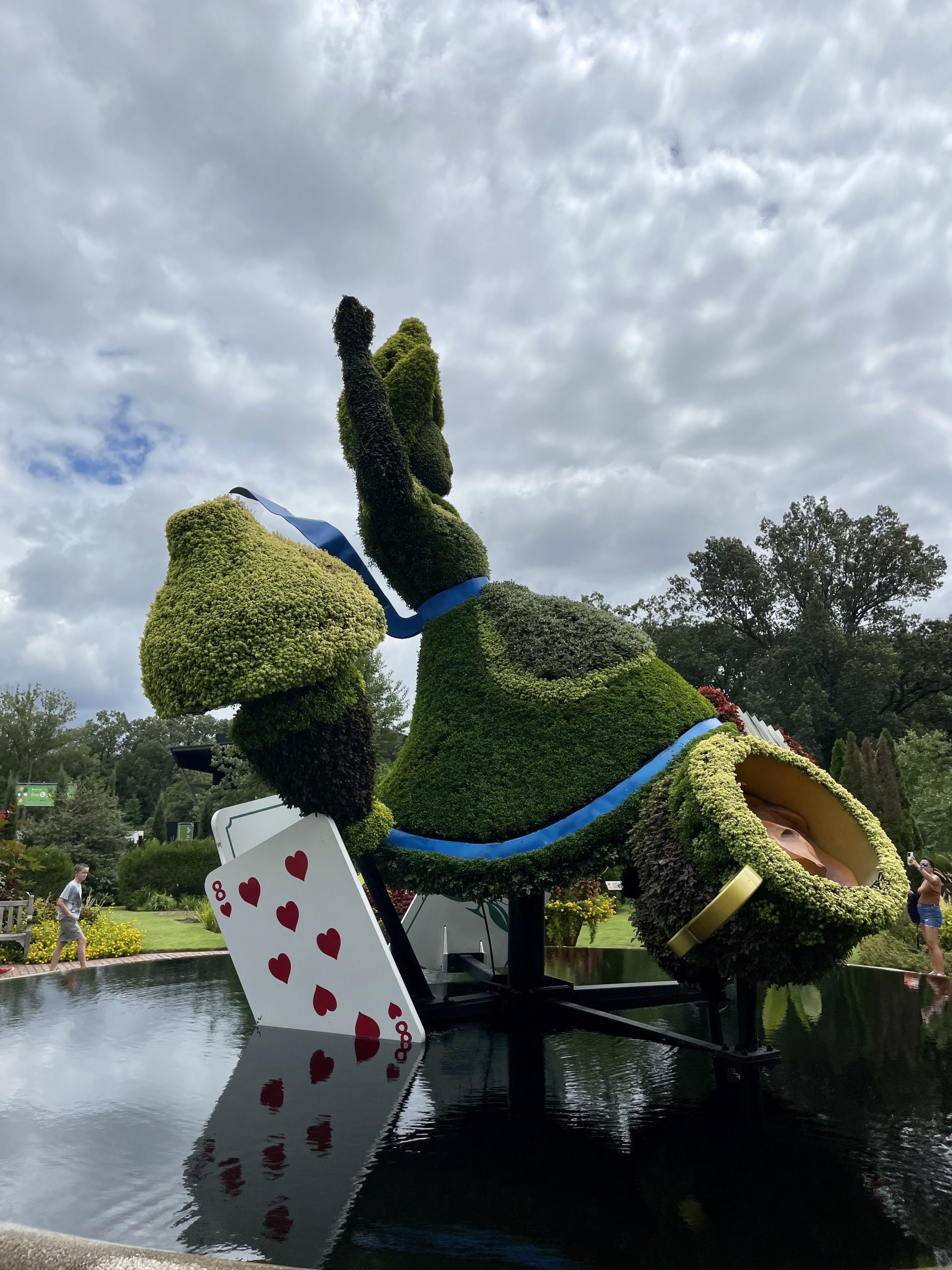 Alice exhibit turns Memphis Botanic Garden into Wonderland